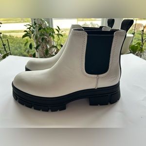 NIB UGG Womens's Ashton Chelsae Boot In White